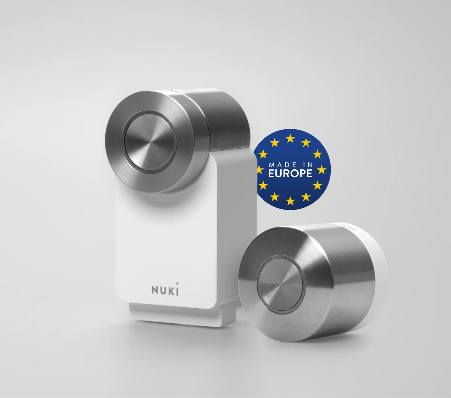 Incuietoarea smart Nuki Smart Lock Pro gen. 4 langa Nuki Ultra cu semnul 'Fabricat in Europa'